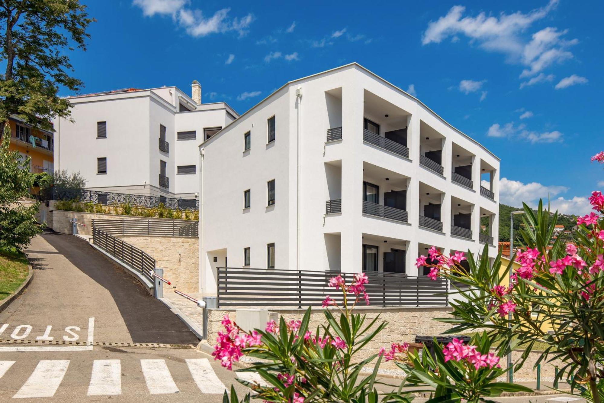 Belinda Apartments With Balcony & Private Parking Opatija Eksteriør billede